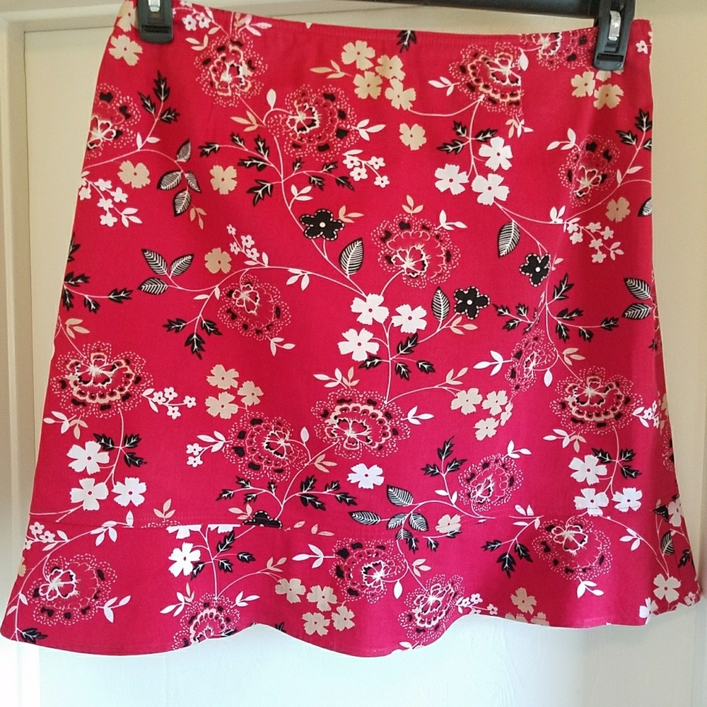 3/$12 BRIGGS NEW YORK RED FLORAL SKIRT